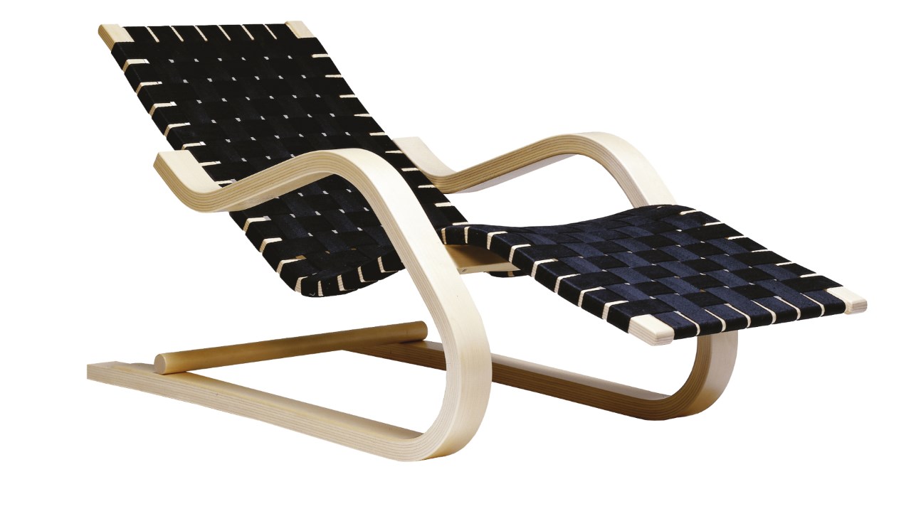 Artek Liege 43 aus gebogenem Holz mit schwarzer Textilbespannung, modernes Design für Wohnzimmer und Entspannung.