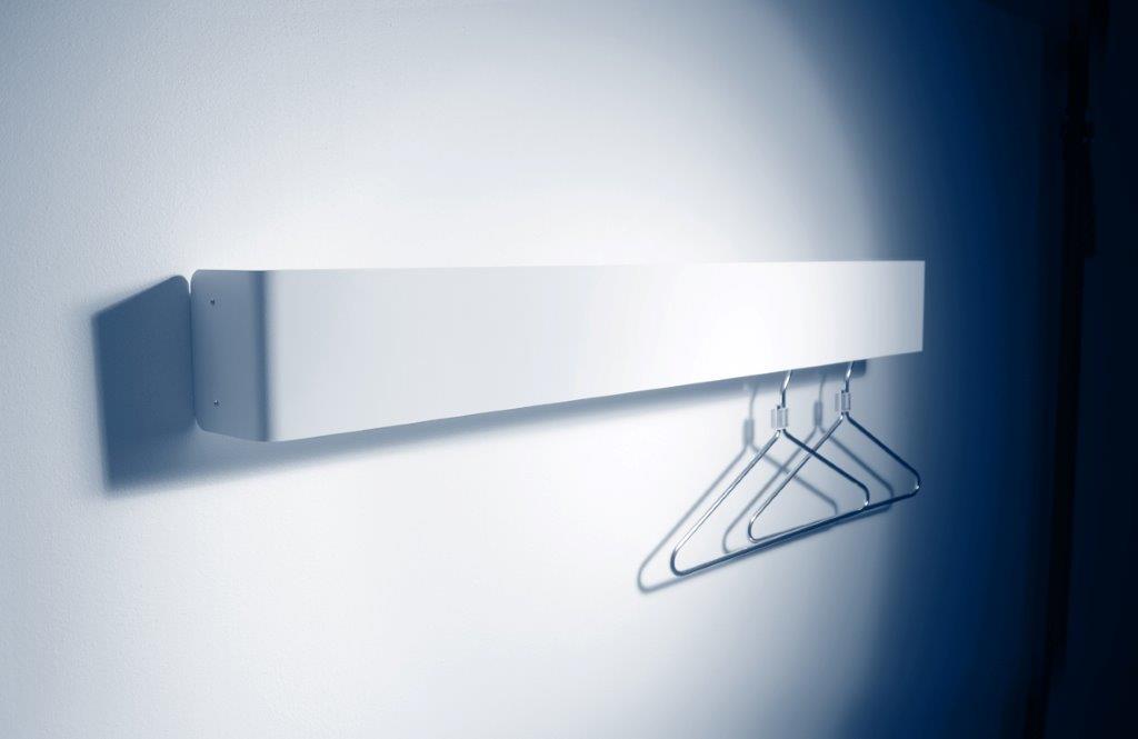 Weiße Radius Garderobe an der Wand mit zwei Kleiderbügeln, moderne Wandgarderobe für Flur und Eingangsbereich.