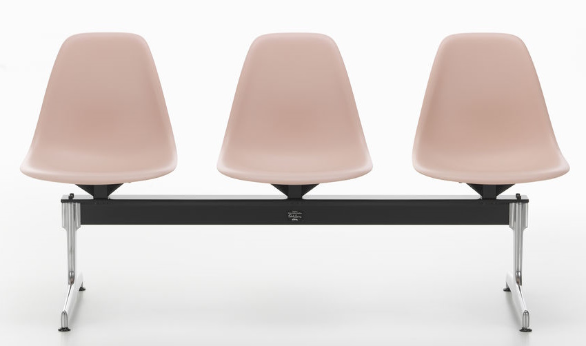 Eames Side Chair RE auf Traverse von Vitra, Sitzbank mit drei hellrosa Kunststoffschalen.