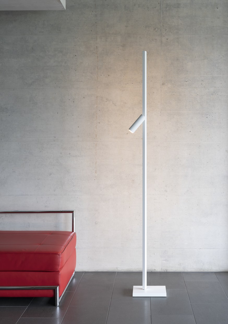 Zen X Stehleuchte von Steve Lechot Luminaires, minimalistisches Design in Weiß, modernes Wohnzimmerambiente.