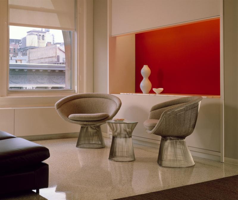 Platner Beistelltisch von Knoll International mit Drahtgestell und Glasplatte zwischen zwei Sesseln in Wohnzimmer.