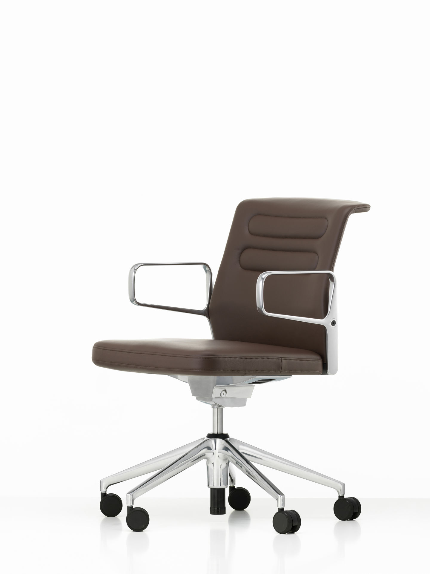 Brauner Vitra Bürostuhl mit Armlehnen und Rollen, ideal für das moderne Büro.