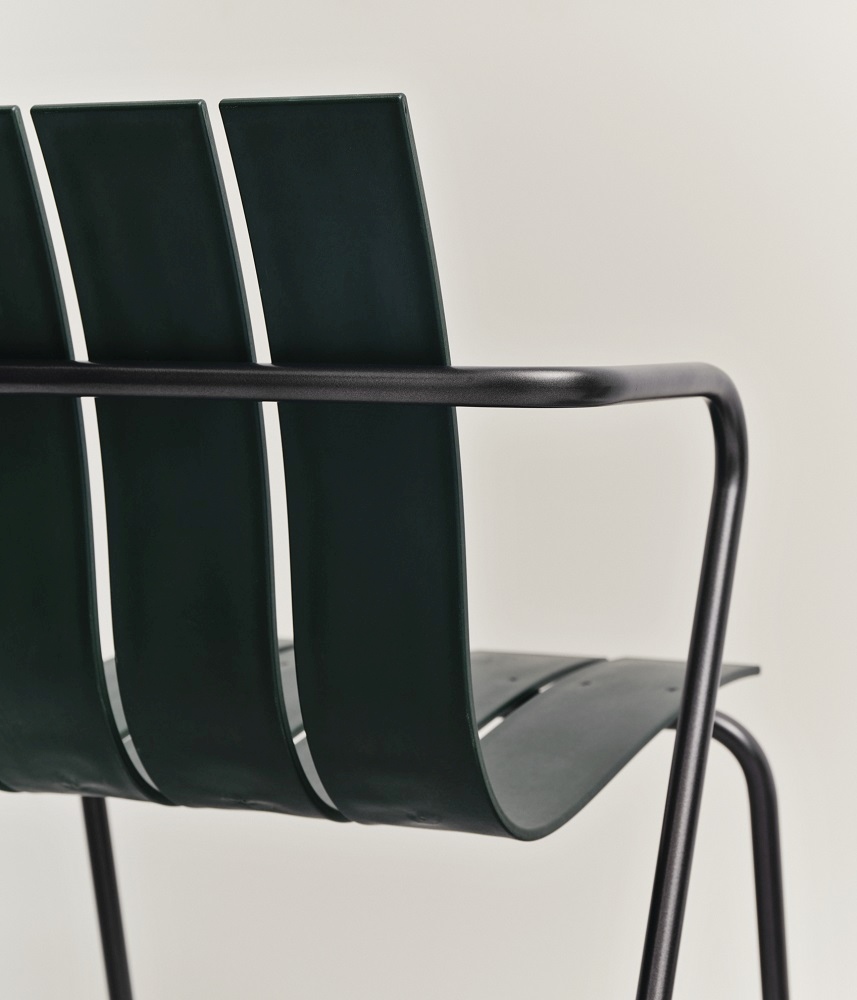 Detailansicht des grünen Ocean Chair Outdoor Stuhls von Mater OC2 mit Armlehnen.