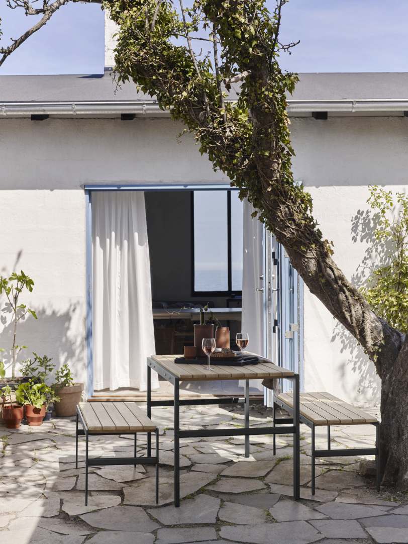 Reform Table Outdoor Tisch von Skagerak by Fritz Hansen in Hunter Green. Gartentisch mit Bänken.