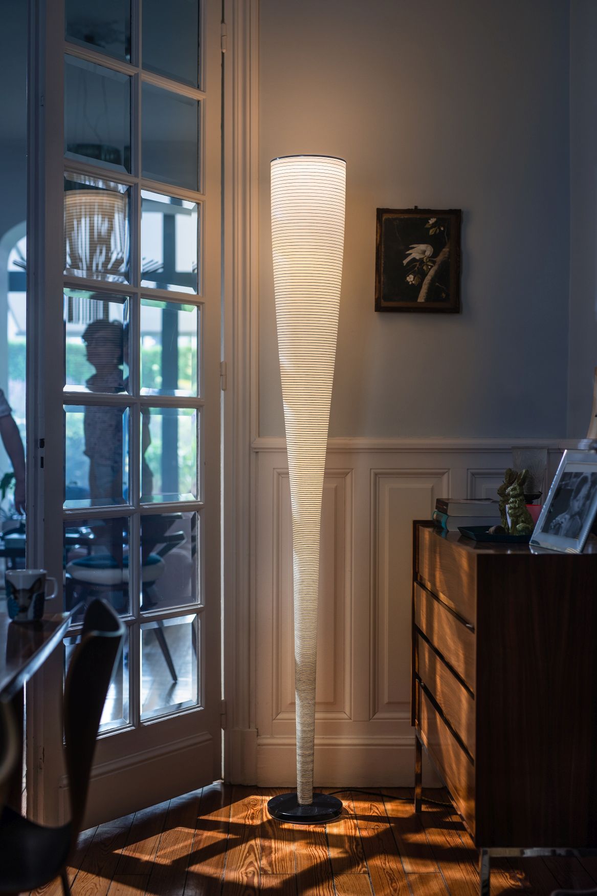 Mite LED Stehleuchte von Foscarini, modernes Design, schlanke Form, warmes Licht im Wohnzimmer.