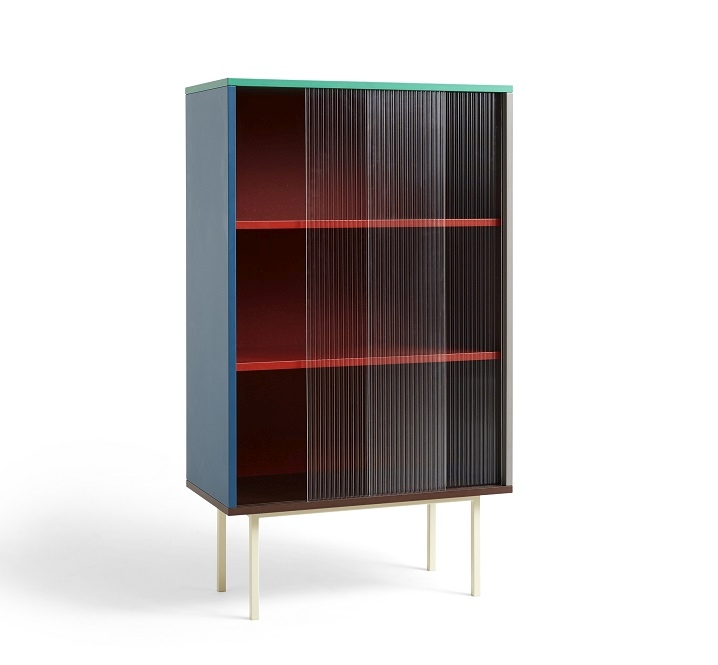 Colour Cabinet Tall Schrank von Hay: Hoher, farbenfroher Schrank mit Schiebetüren und Regalen.