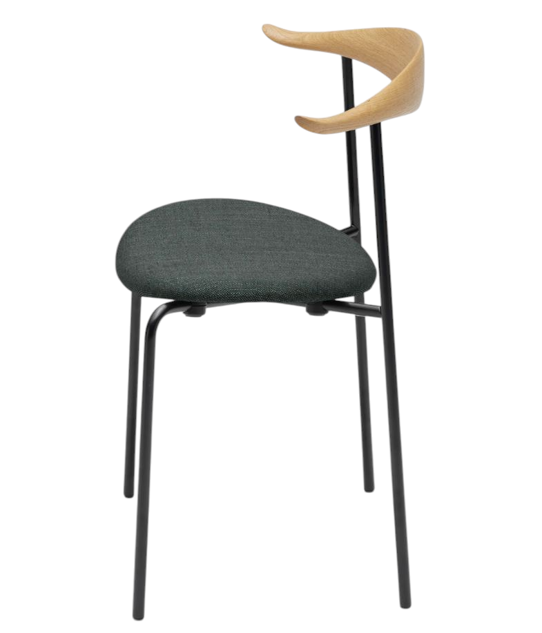 CH88P Stuhl von Carl Hansen: Gepolsterter Esszimmerstuhl mit Holzlehne und schwarzem Metallgestell.