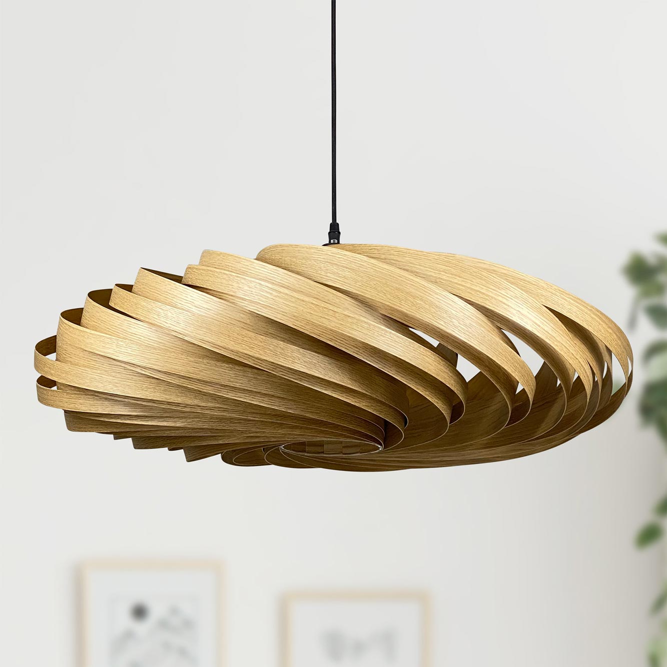 Veneria Hängeleuchte aus Eiche, moderne Holzlampe mit spiralförmigem Design für stilvolle Innenraumbeleuchtung.