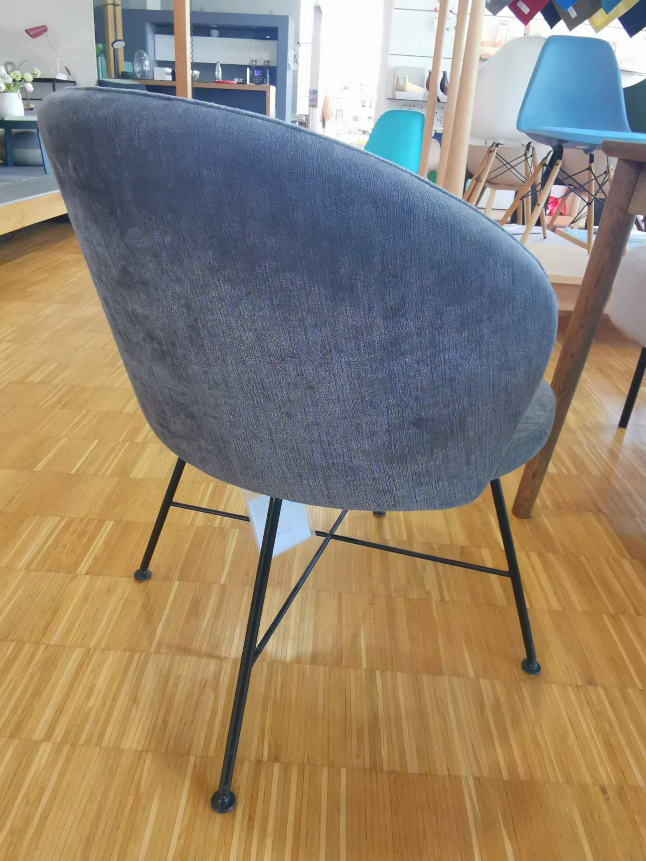 Grauer Biala Stuhl von Girsberger, Ausstellungsstück mit schwarzem Metallgestell. Moderner Designstuhl für Wohnen und Büro.