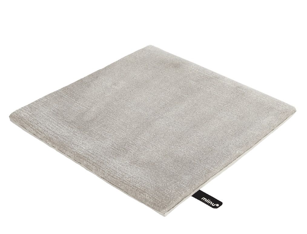 Nahaufnahme des hellgrauen Neolo Pro Teppichs von miinu, ein moderner Kurzflor Teppich.