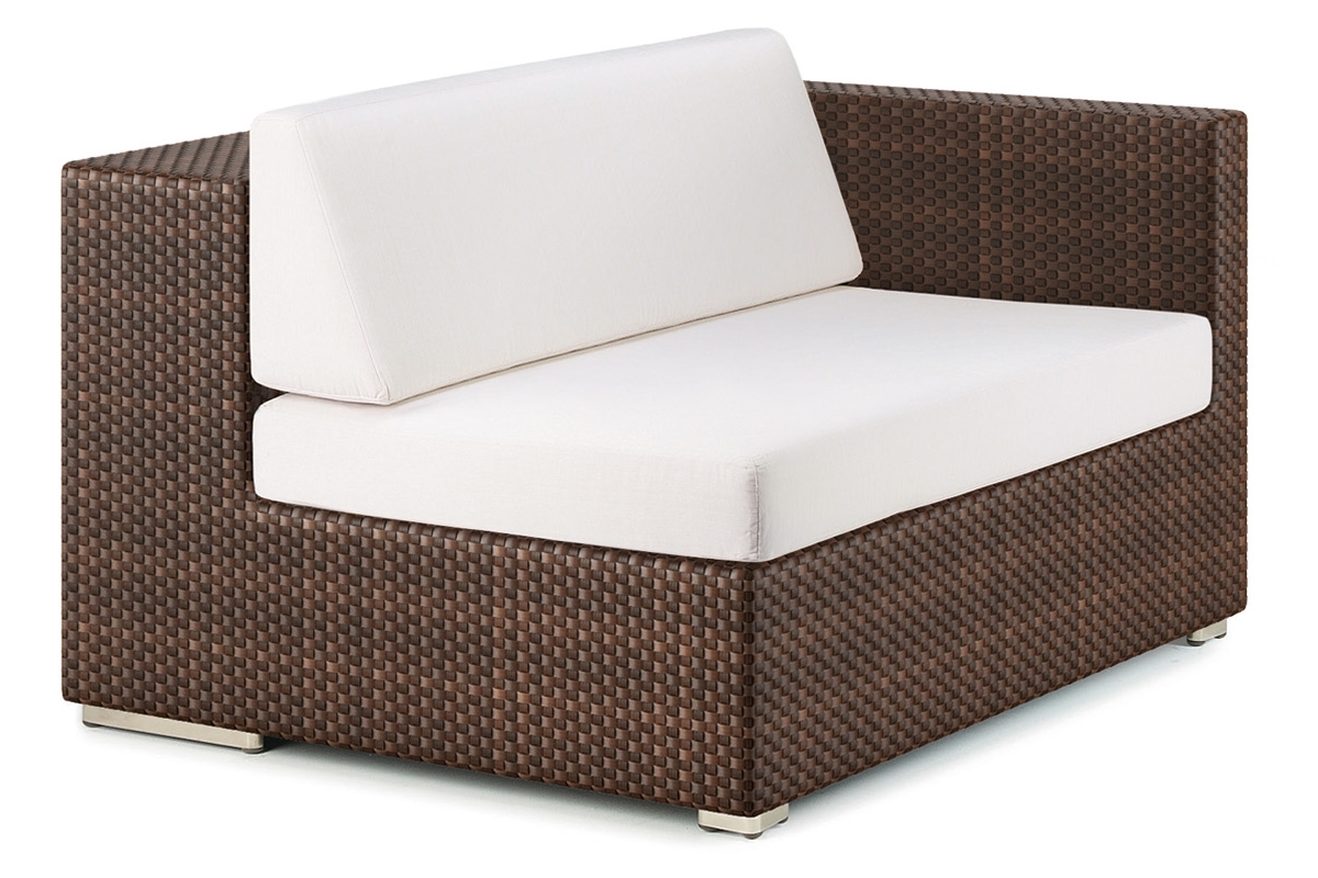Dedon Lounge Modul links: Braunes Rattan Gartenmöbel mit weißen Kissen für den Außenbereich.
