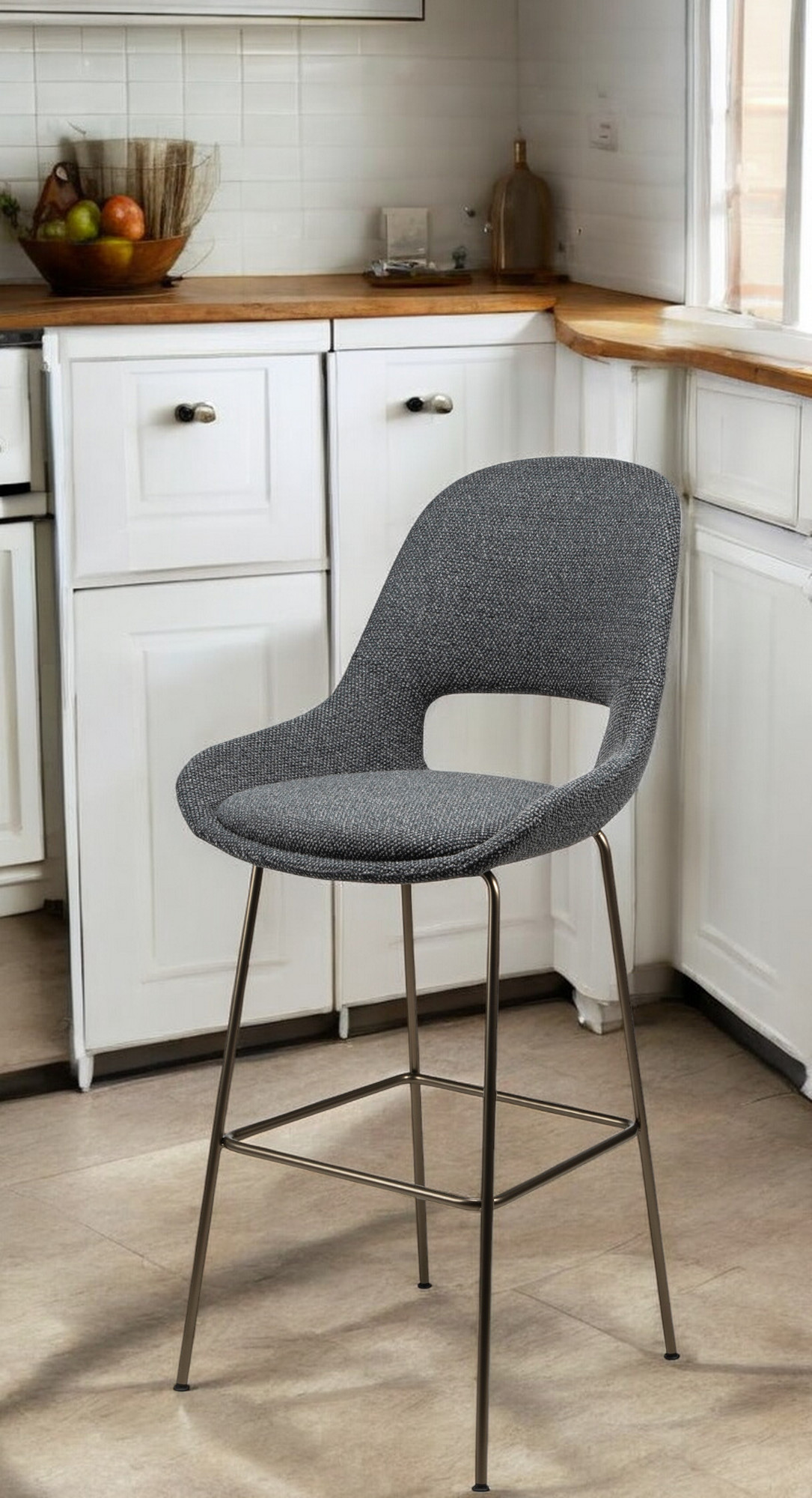Theia Barstuhl von Freifrau Manufaktur, grauer Polster-Barhocker mit niedriger Rückenlehne und Metallgestell in moderner Küche.