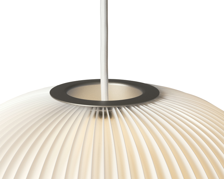 Detailaufnahme der Lamella Pendelleuchte von Le Klint, Lampenschirm aus gefaltetem Papier.