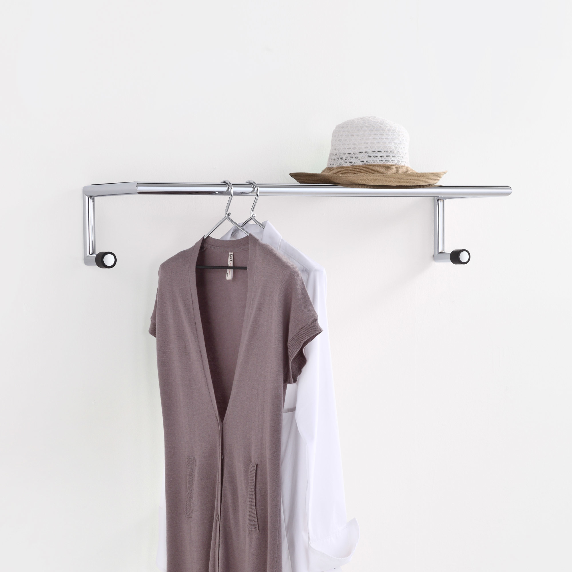 Link Wall Wandgarderobe von Mox mit Kleidung und Hut, moderne Garderobenlösung für Flur und Schlafzimmer.