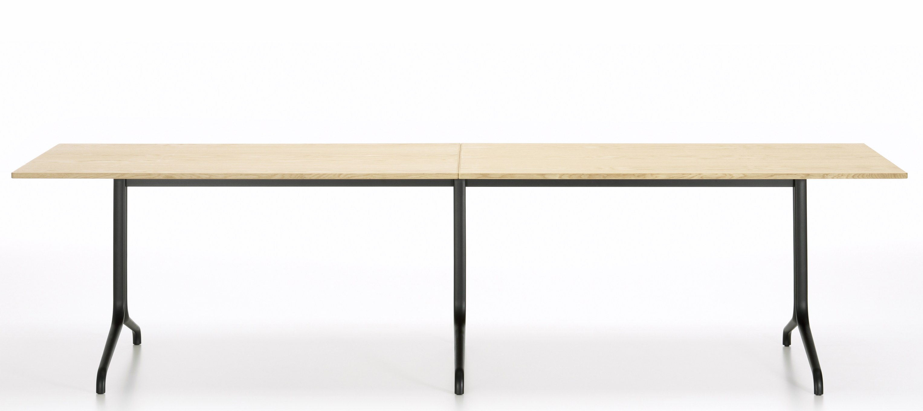 Belleville Table von Vitra: Rechteckiger Esstisch mit heller Holzplatte und schwarzem Metallgestell.