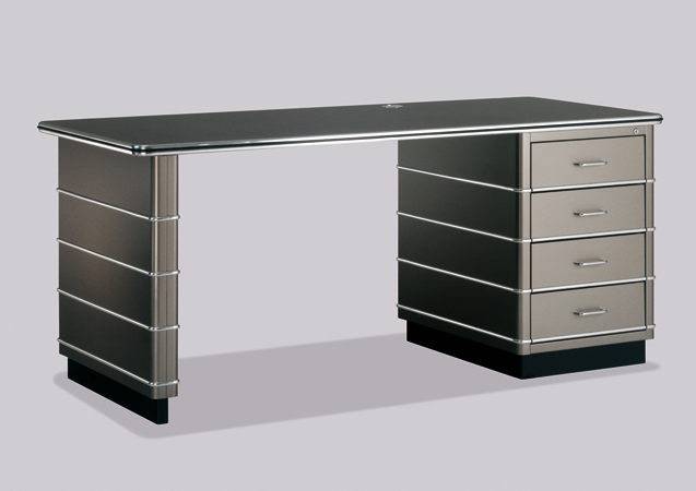 TB 225 Classic Line Schreibtisch von Müller Möbelfabrikation in Grau mit vier Schubladen und Kabeldurchlass.