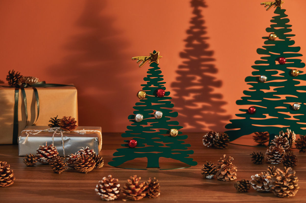 Alessi Bark for Christmas Baumschmuck klein, grüner Metall-Weihnachtsbaum mit Stern und Kugeln.