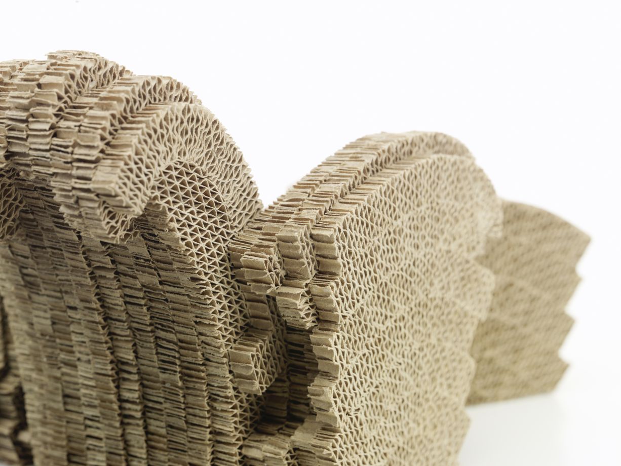 Detailaufnahme des Little Beaver Miniatur Sessel von Vitra, gefertigt aus brauner Wellpappe.