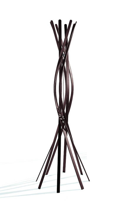 Twist Garderobenständer von Casamania Horm, moderner Design Garderobenständer aus Holz, braun und spiralförmig.