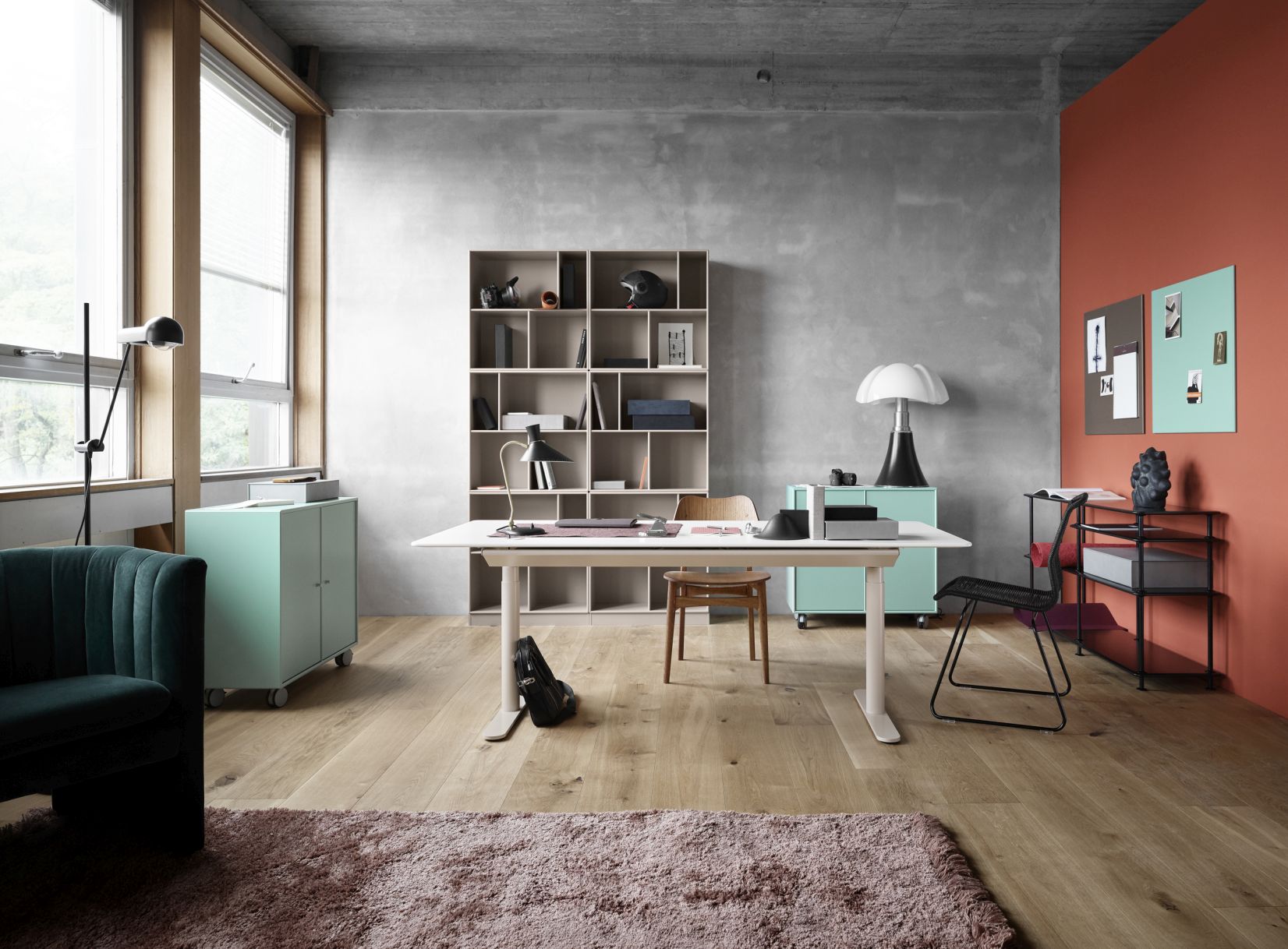 Moderner Arbeitsbereich mit Panton One Stuhl, Montana Möbeln und Schreibtisch für stilvolles Wohnen.