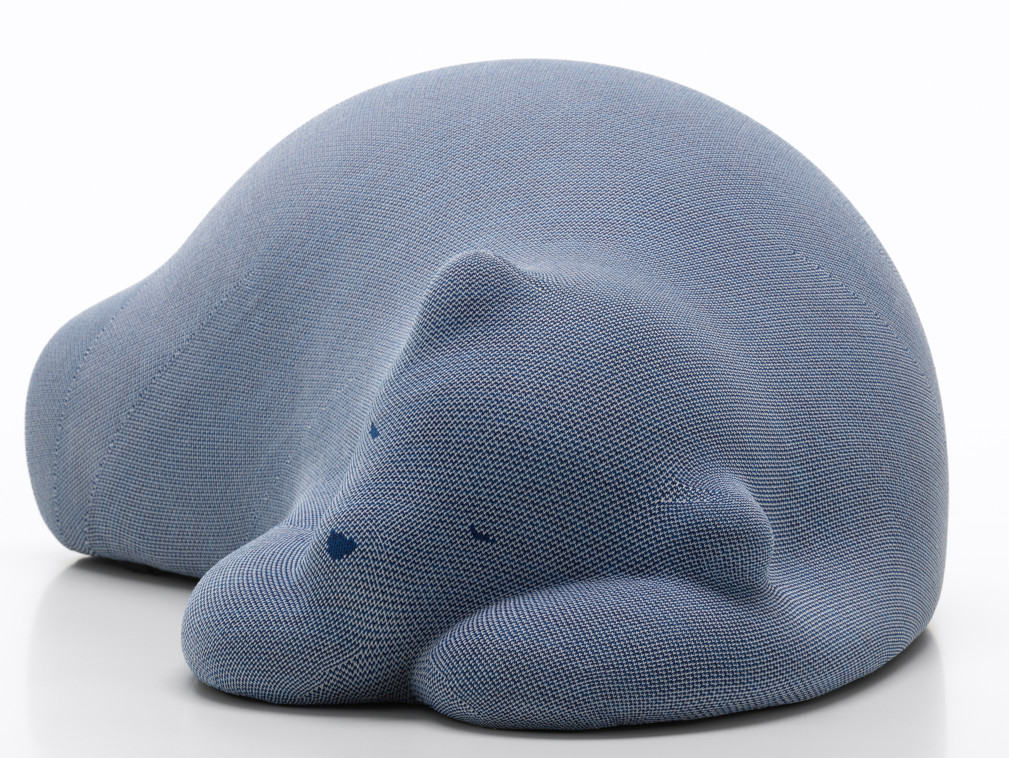 Blauer, liegender Stoffbär als Sitzmöbel oder Deko-Objekt. Der Resting Bear von Vitra.