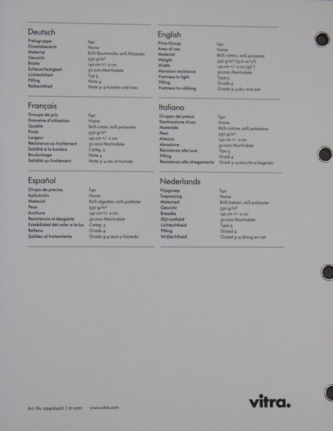 Stoffmusterkarte Mello Vitra: Nahaufnahme der Materialspezifikationen in verschiedenen Sprachen für Möbelstoffe.