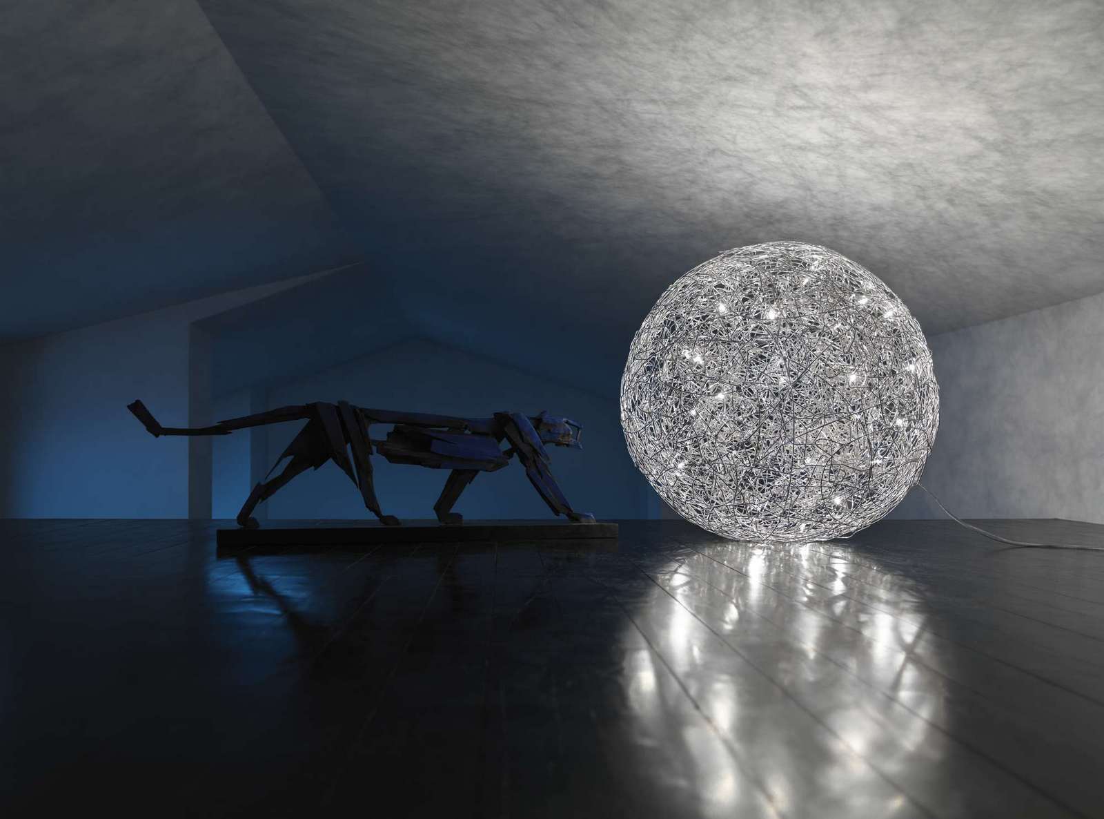 Fil de Fer Bodenleuchte von Catellani & Smith: Kugelförmige Drahtleuchte mit warmem Licht neben Panther-Skulptur.