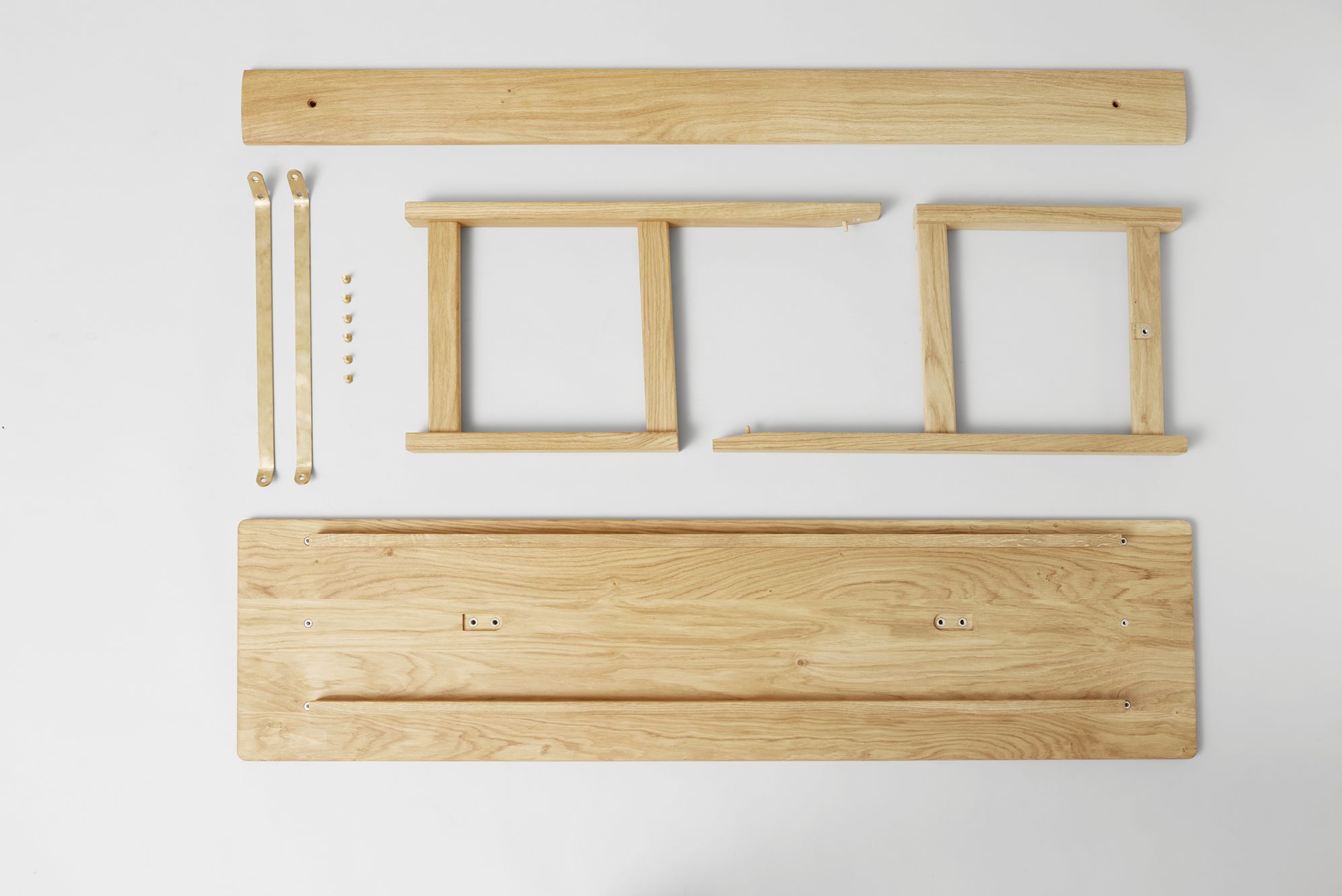 Position Sitzbank Eiche geölt von Form & Refine, unmontiert, zeigt die Einzelteile auf weißem Hintergrund.