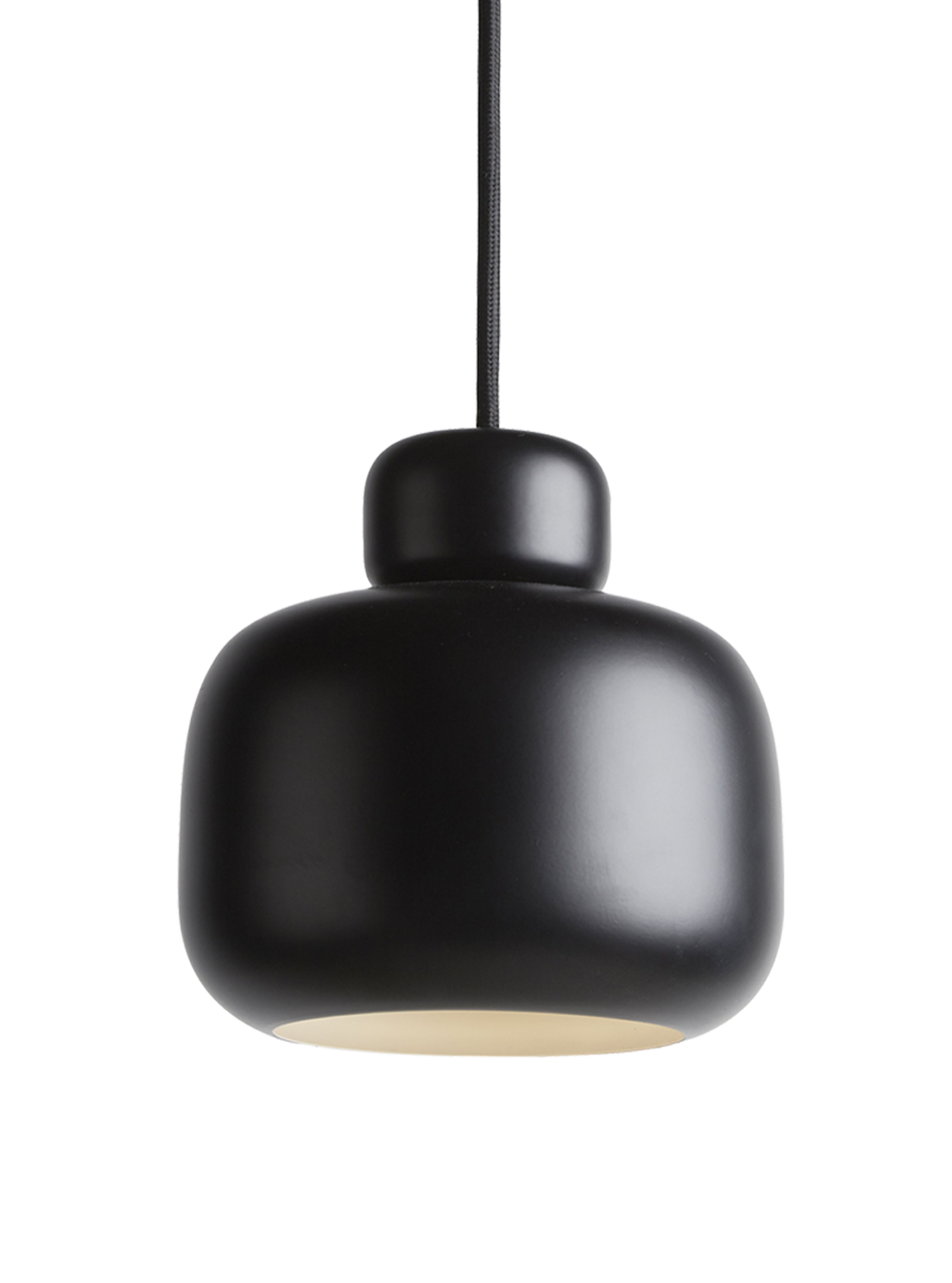 Schwarze Stone Pendelleuchte von Woud, moderne Hängelampe für Wohnzimmer und Esszimmer.