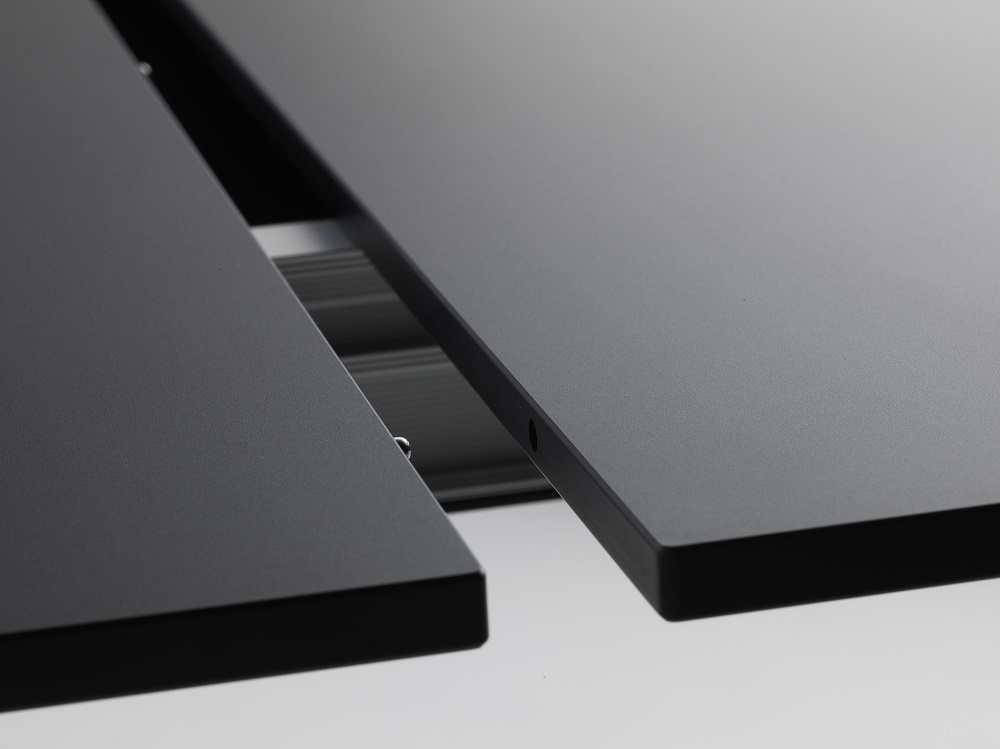 Detailaufnahme des Tango Estensibile Ausziehtisch Casamania Horm, Tischplatte in Schwarz, Mechanismus für die Erweiterung sichtbar.