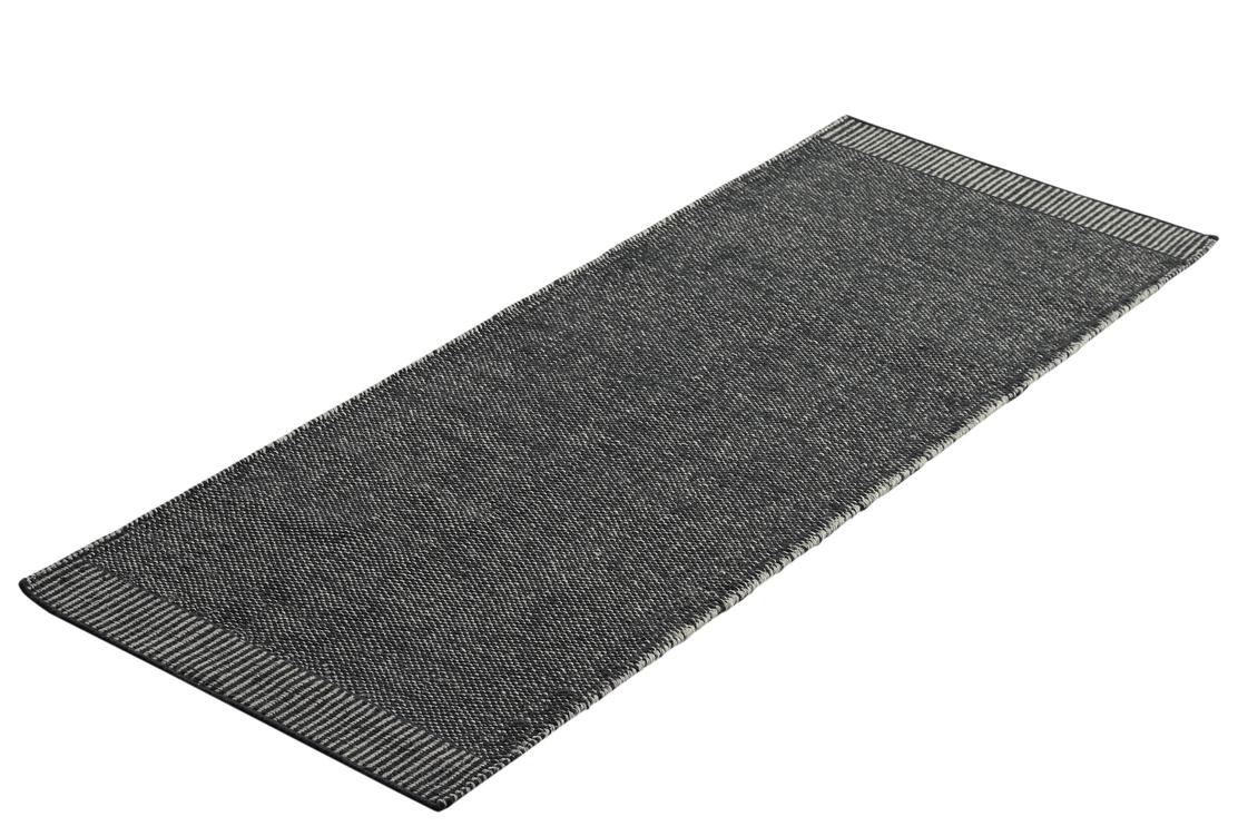 Grauer Rombo Rug Teppich von Woud, 75x200 cm, Textur und Randdetails sichtbar.