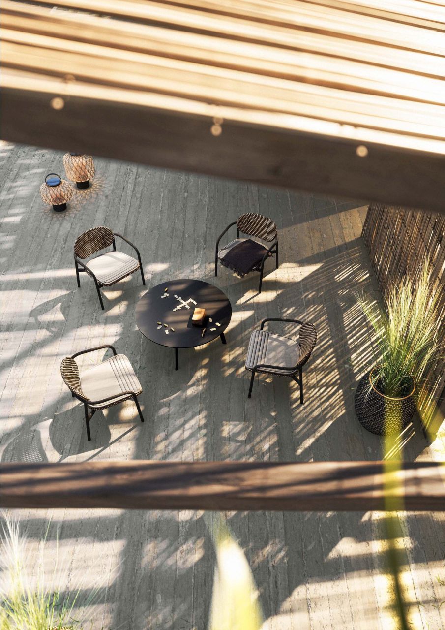 Draufsicht: Vier ROII Stühle von Dedon um einen runden Tisch im Außenbereich.
