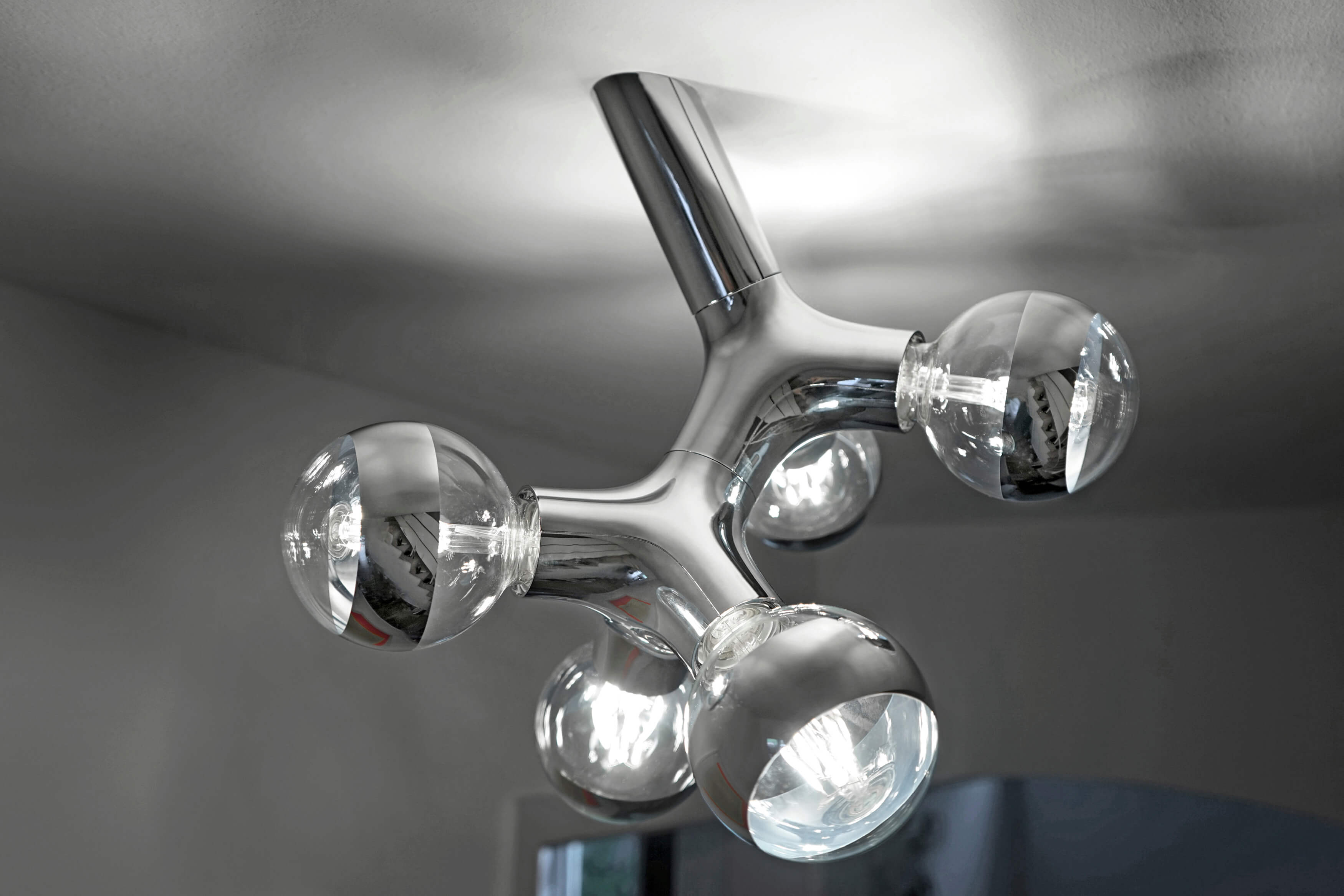 DNA Deckenleuchte mit fünf klaren Glaskugeln und verchromtem Gestell, moderne Deckenbeleuchtung.