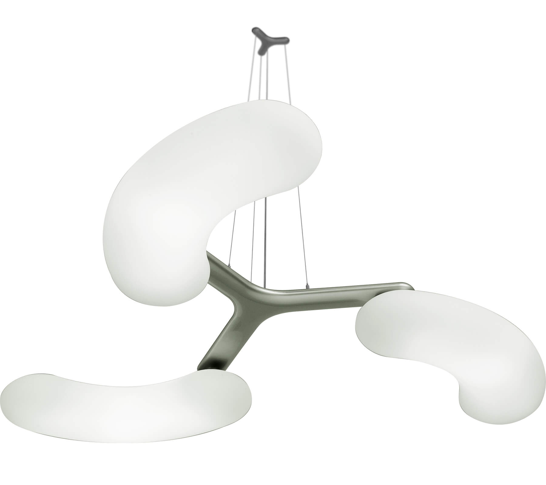 Blade Pendelleuchte mit drei organisch geformten, weißen Lampenschirmen und grauer Aufhängung. Moderne Hängeleuchte für Wohnraum.