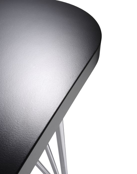 Detailaufnahme der Tischplatte vom Kartell Max Tisch mit silbernen Tischbeinen.