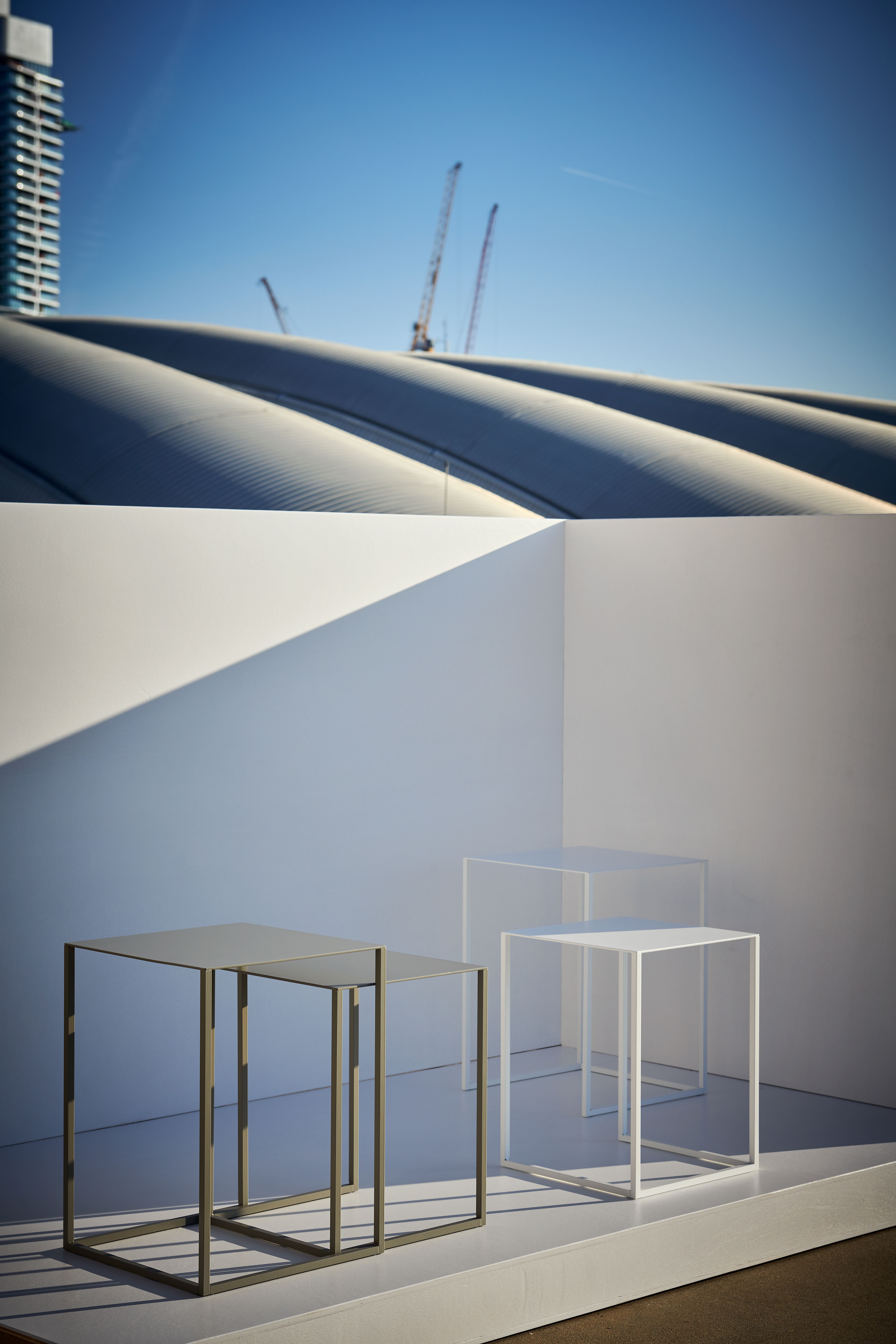 Pur Beistelltisch von Jan Kurtz, minimalistisches Design, Metallgestell in Grau und Weiß, moderne Wohnaccessoires.