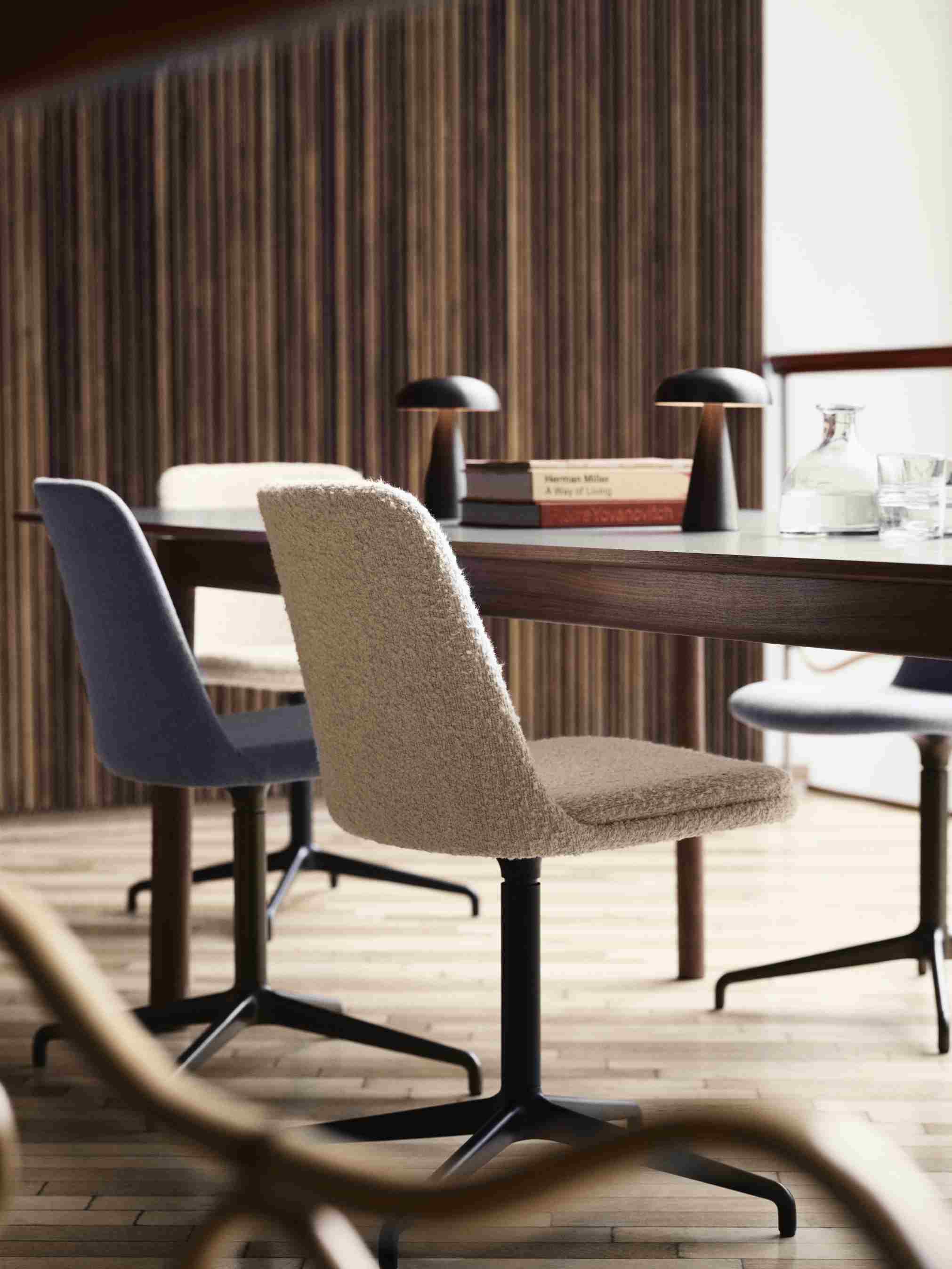 AndTradition Patch HW1/HW2 Esstisch mit Stühlen in modernem Esszimmer, dunkles Holz und helle Bezüge.