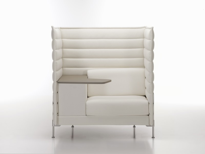 Weißer Alcove Highback Sessel von Vitra mit integriertem Tisch, ideal für konzentriertes Arbeiten.