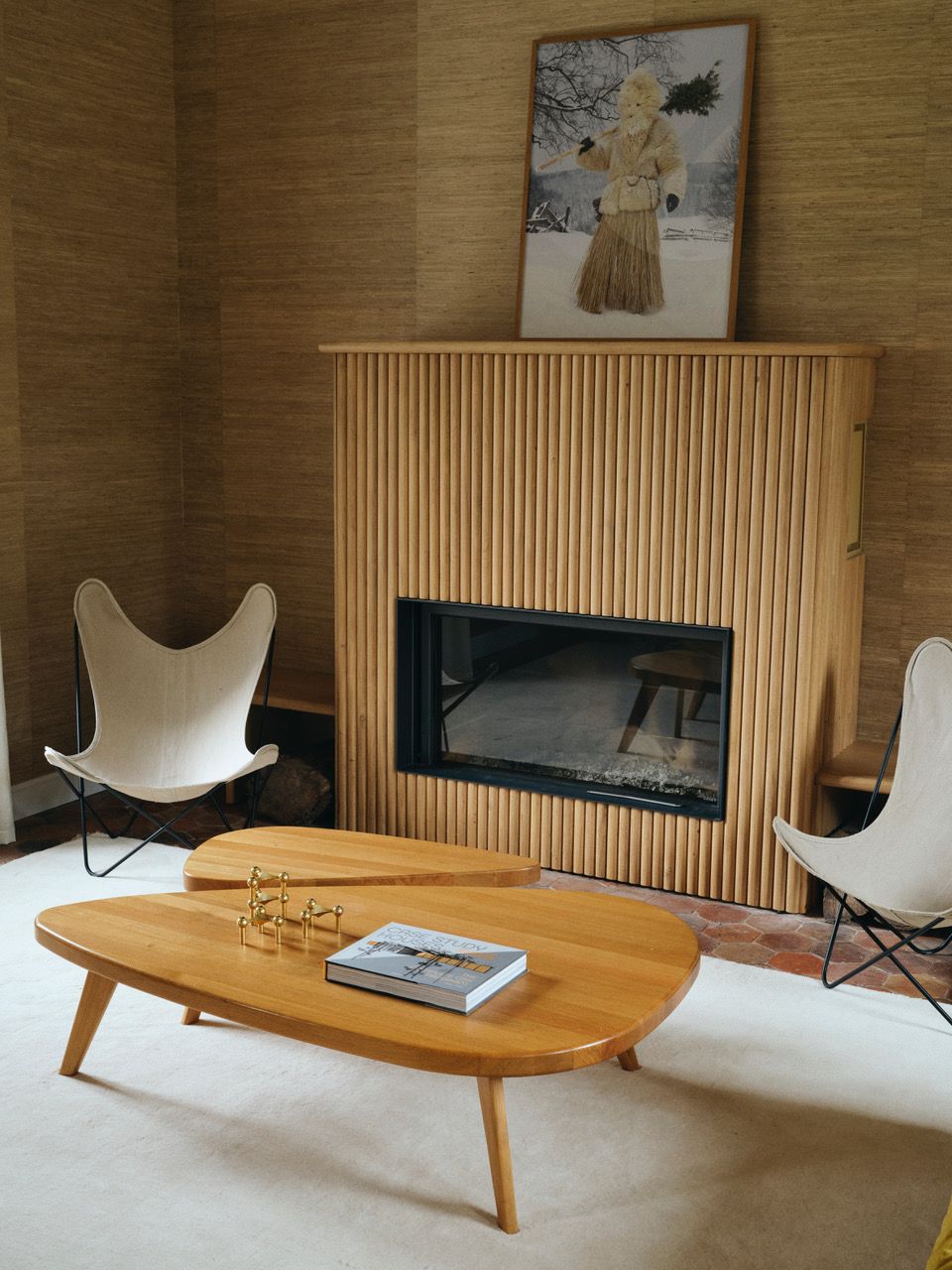 Heller Wohnraum mit Hansen Couchtisch aus Holz, Design-Möbel und Kamin.