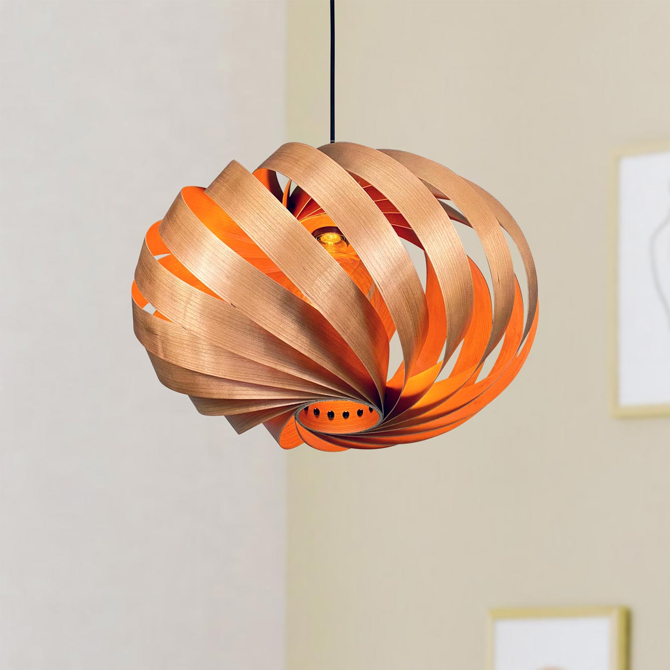 Serentia Hängeleuchte aus Kirschbaumholz, spiralförmiges Design, moderne Pendelleuchte für Wohnzimmer und Essbereich.