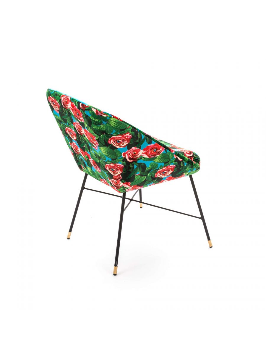 Toiletpaper Polsterstuhl Roses blue Seletti von hinten, mit floralem Rosenmuster und schwarzen Metallbeinen.