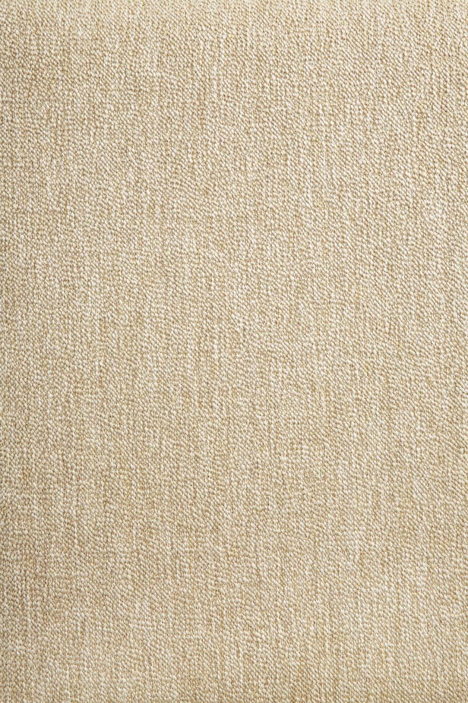 Detailaufnahme des beigen Stoffbezugs vom Jack Outdoor Polsterhocker von Ethnicraft. Teakholz-Hocker für den Garten.