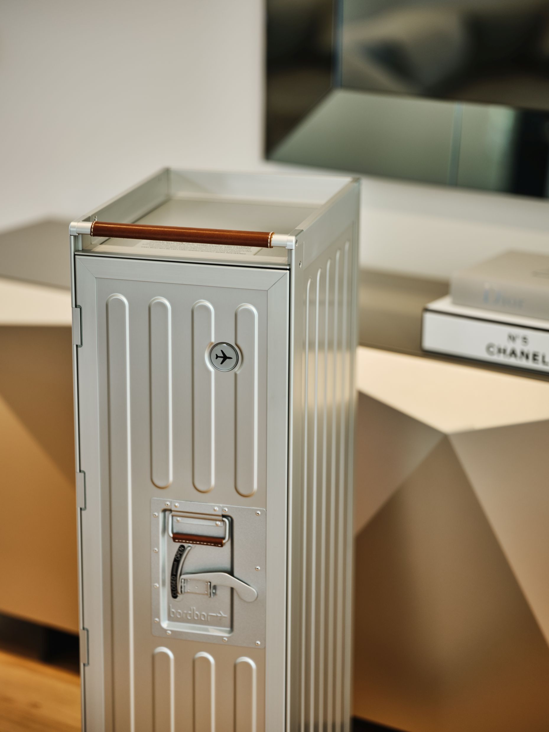 Voyager Flugzeugtrolley Bordbar aus Aluminium mit braunem Griff, ideal als mobile Bar oder Stauraum.