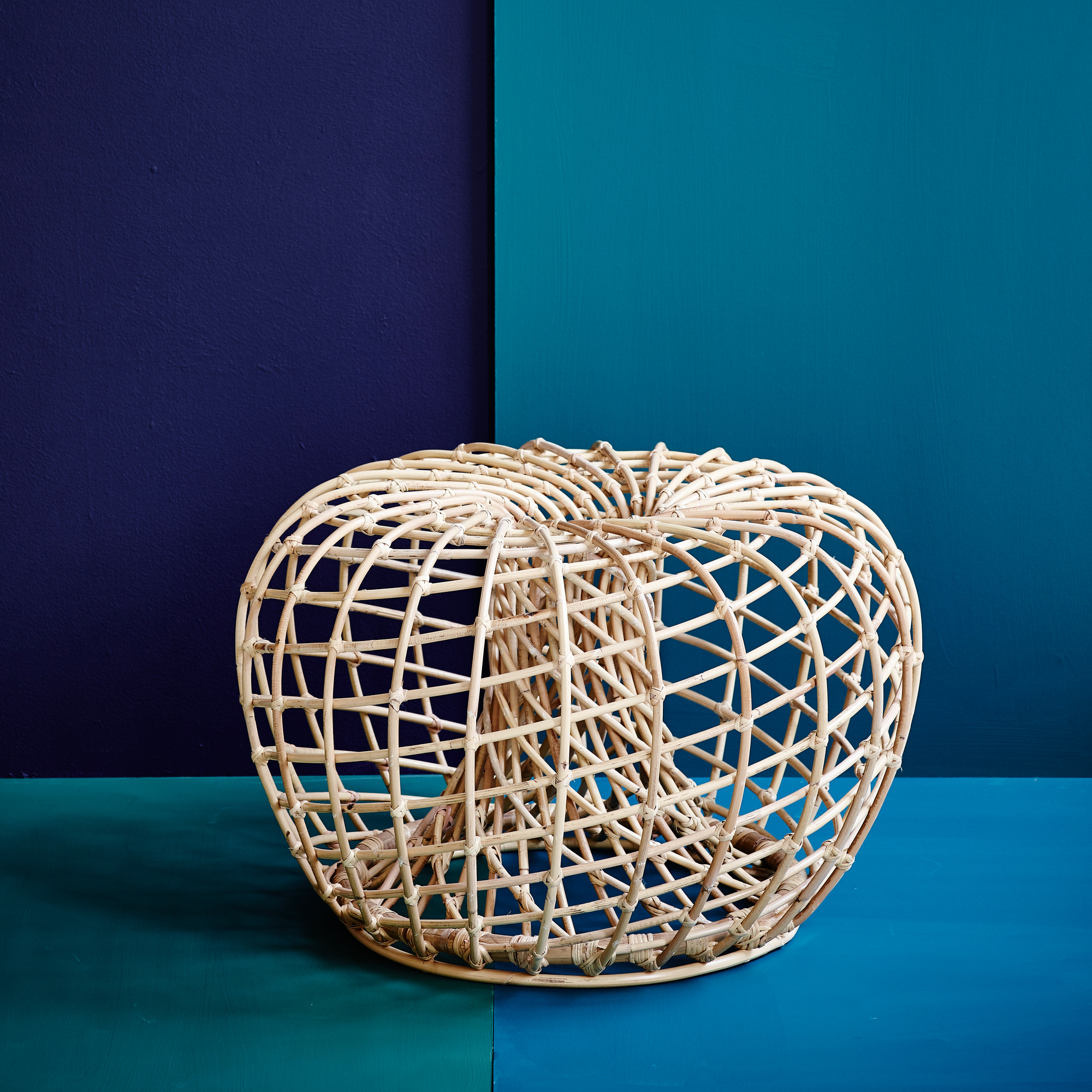Nest Hocker von Cane-Line: Kleiner, runder Indoor Hocker aus Rattan mit Tischplatte aus Glas.