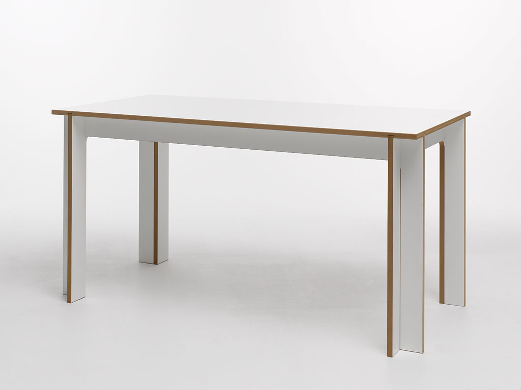 Moderner, großer Esstisch Tojo mit weißer Tischplatte und hellen Holzdetails für Esszimmer und Küche.