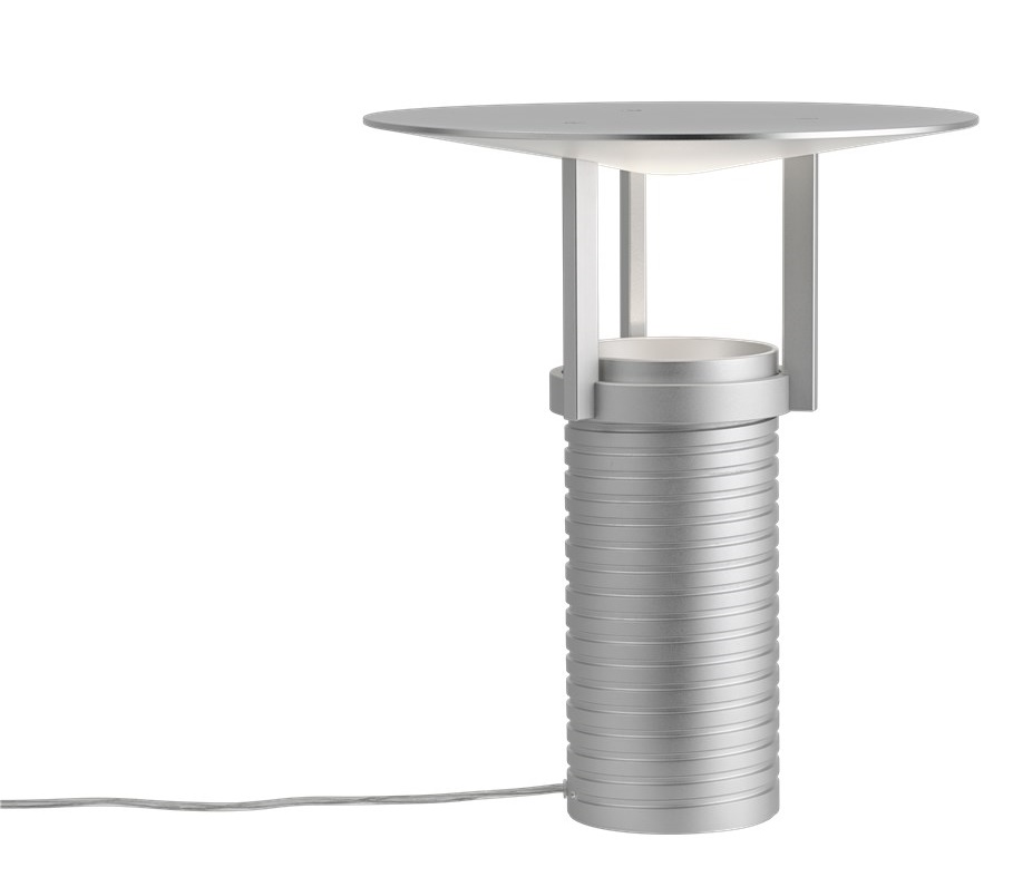 Silberne Set Table Lamp Tischleuchte von Muuto, moderne Nachttischlampe mit geriffeltem Sockel.