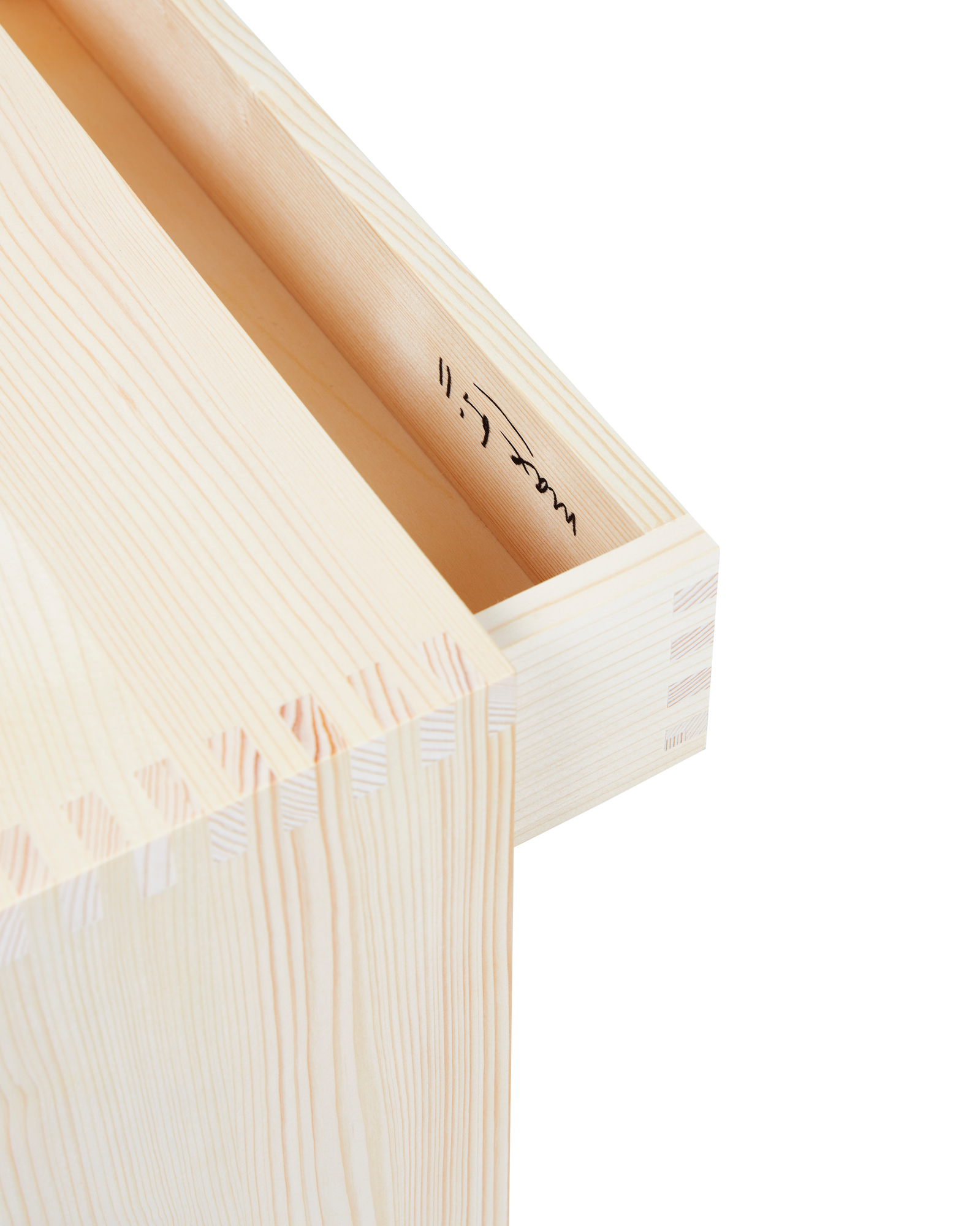 Detailaufnahme vom Ulmer Hocker mit Schublade in Naturholz, hochwertige Schreinerarbeit und filigraner Holzmaserung.