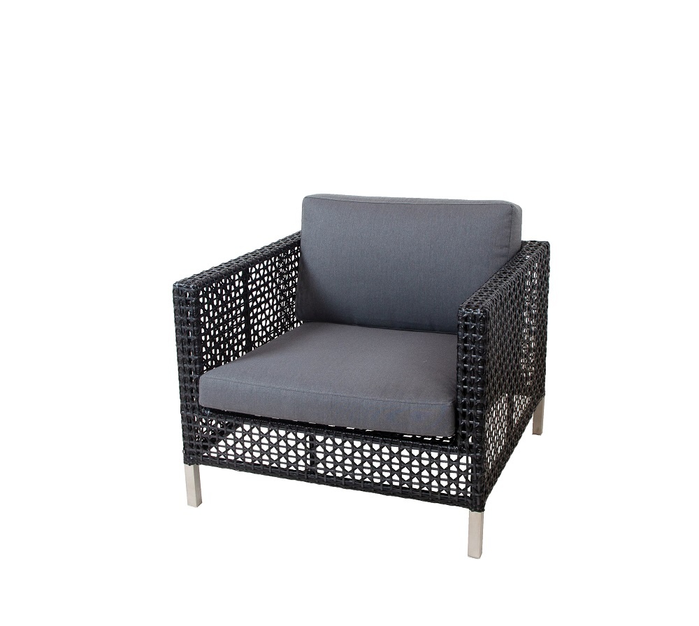 Cane-Line Connect Loungesessel mit grauen Kissen, Rattan-Optik und silbernen Füßen für den Außenbereich.