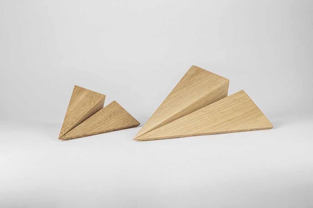 Zwei Maverick Paperplane Holzfiguren, ein großes und ein kleines Eiche natur Papierflugzeug.