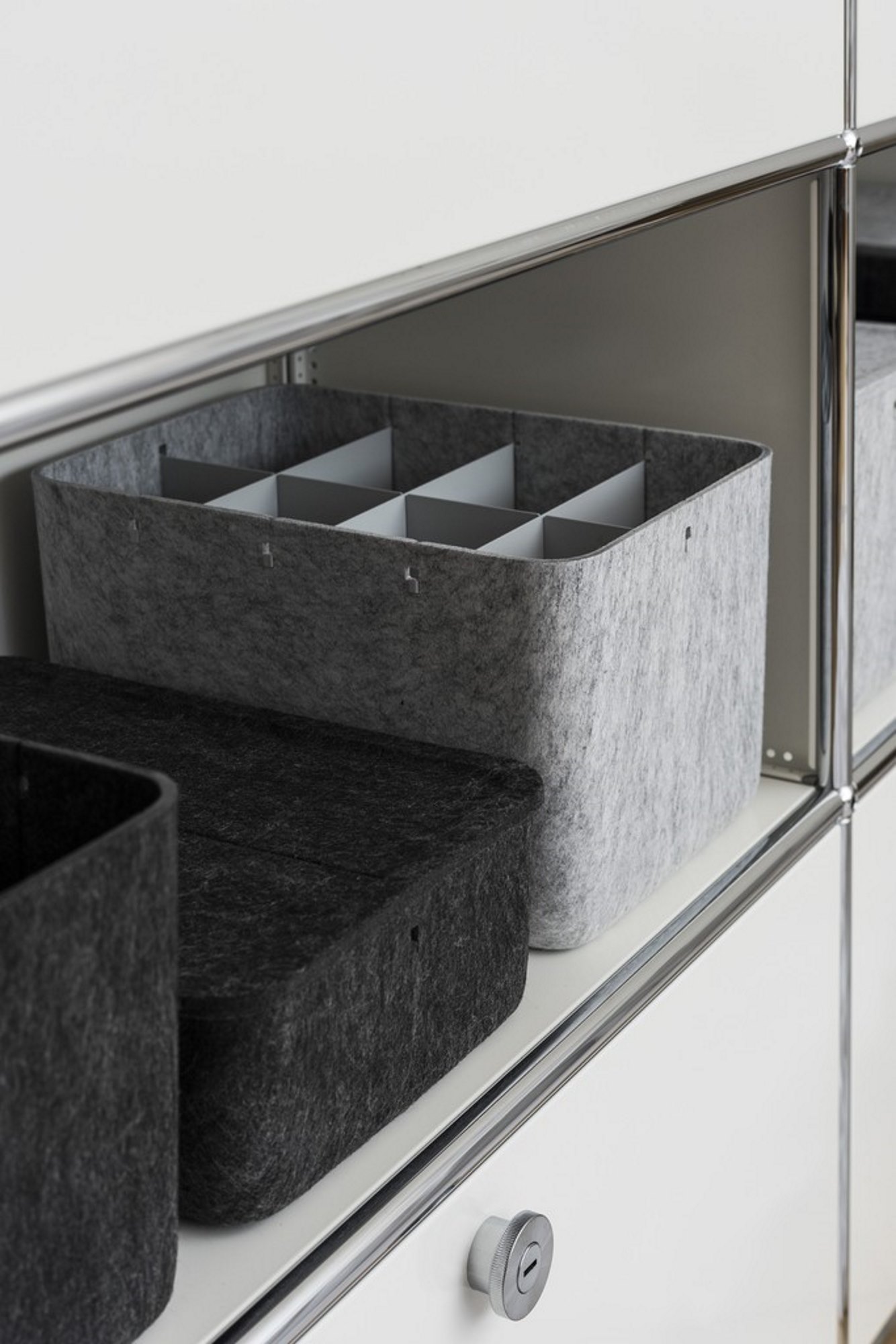 USM Haller Inos Box hoch, hellgrau, Filz, mit Fächern, zur Aufbewahrung im USM Möbelbausystem.
